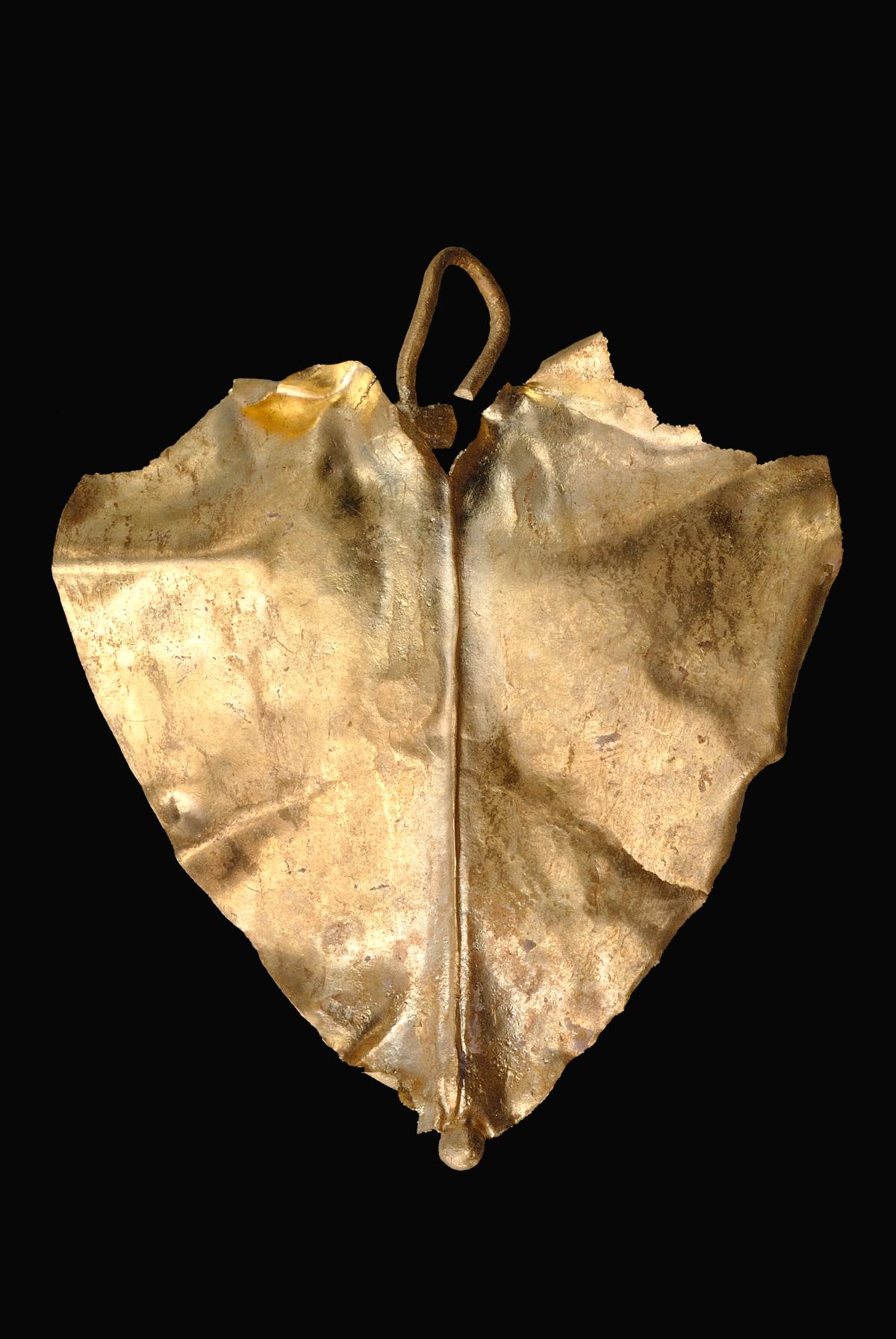 Recópolis Colgante de oro en forma de hoja época visigoda siglos VI-VII Museo de Guadalajara / Foto Museo Arqueológico Regional de la Comunidad de Madrid