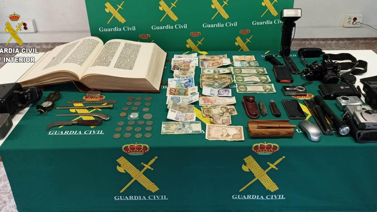 Entre los objetos recuperados se encuentra un ejemplar facsímil de la biblia de Gutenberg, monedas antiguas y objetos de colección