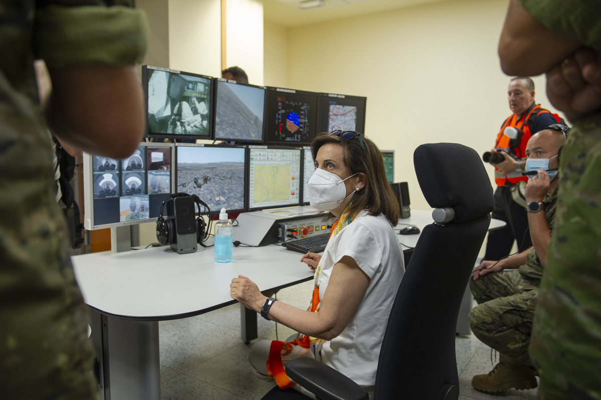 La ministra de Defensa, Margarita Robles, visita el Batallón de Helicópteros de Ataque (BHELA I) en la Base "Coronel Sánchez Bilbao" de Almagro, Ciudad Real / EFE/Jesús Monroy