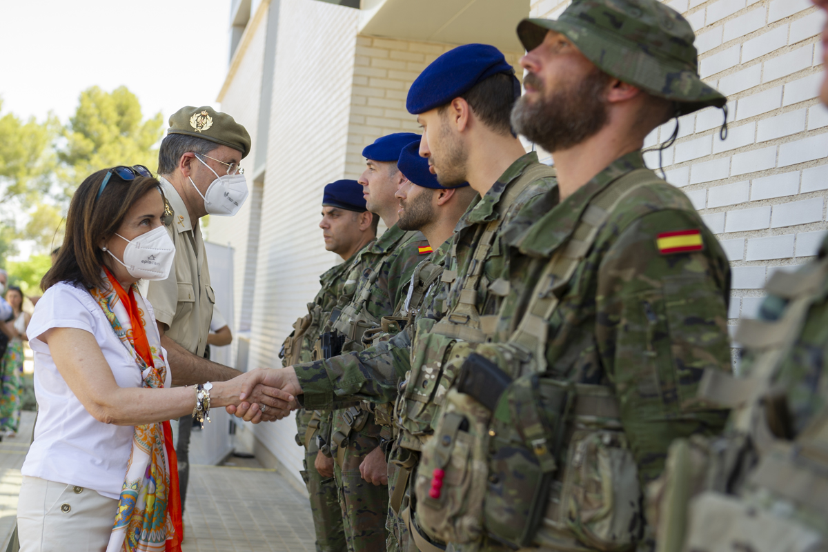 La ministra de Defensa, Margarita Robles, visita el Batallón de Helicópteros de Ataque (BHELA I) en la Base "Coronel Sánchez Bilbao" de Almagro, Ciudad Real / EFE/Jesús Monroy