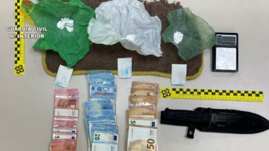 Se han incautado 36 gramos de cocaína y 1.350 euros al ser identificados haciendo un pase de droga en plena vía pública