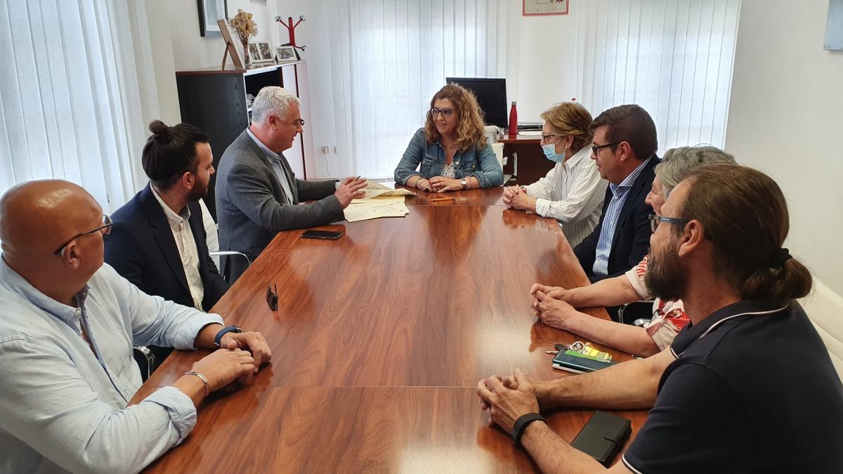 El presidente José Luis Vega ha firmado un convenio con la alcaldesa, Sonsoles Rico, para la financiación de las obras, que plasmarán una idea de Sara Martínez Bronchalo, fallecida por COVID-19 cuando presidía el Ayuntamiento de Villanueva de la Torre / Foto: Diputación Guadalajara 