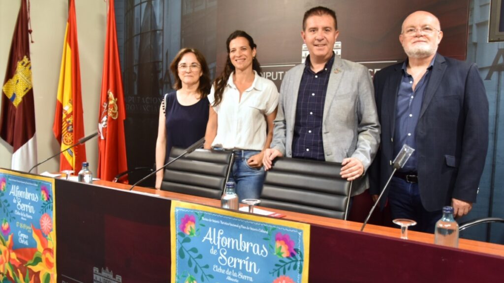 Mesa de intervinientes en la presentación del cartel y programación de las Alfombras de Serrín de Elche de la Sierra por el Corpus 2022