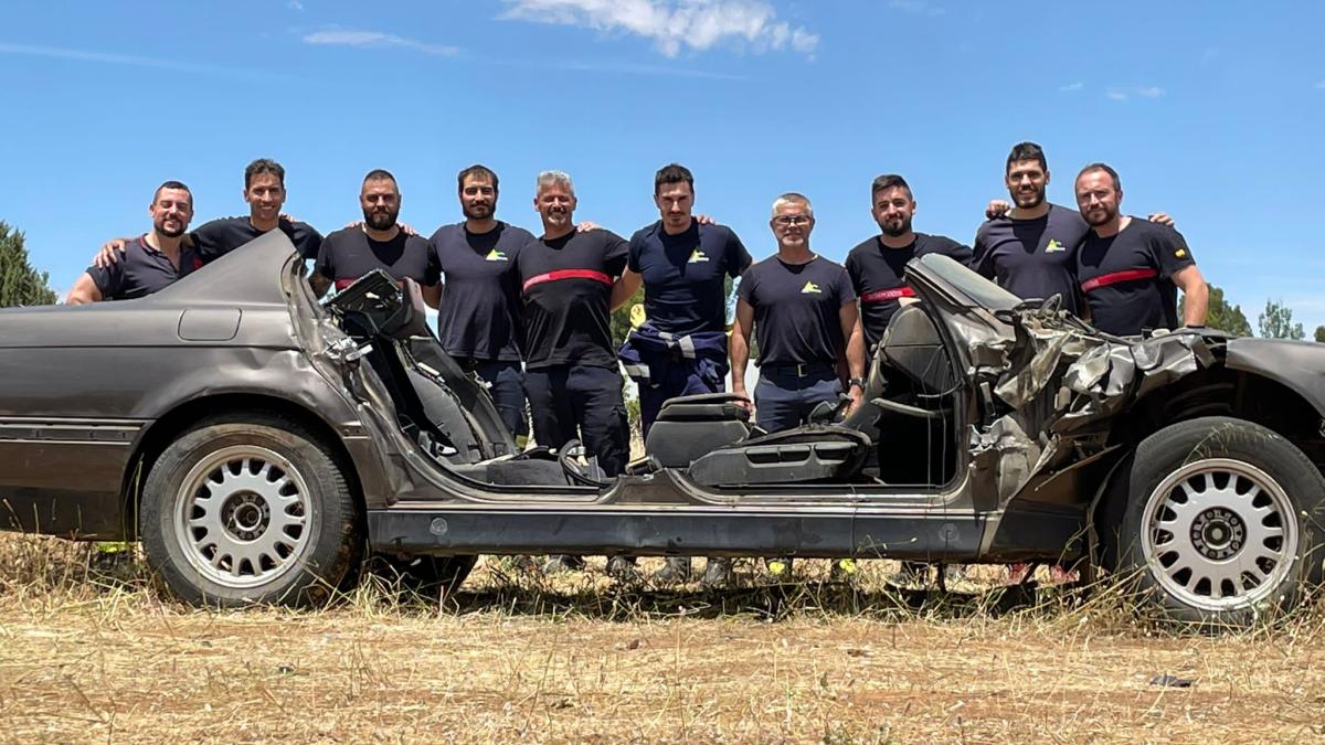 Bomberos del SCIS y militares de la Base de Almagro realizan una práctica conjunta de rescate en vehículos accidentados / Foto: SCIS 