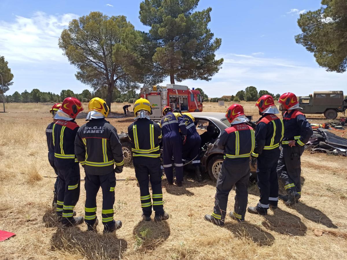 Bomberos del SCIS y militares de la Base de Almagro realizan una práctica conjunta de rescate en vehículos accidentados / Foto: SCIS 