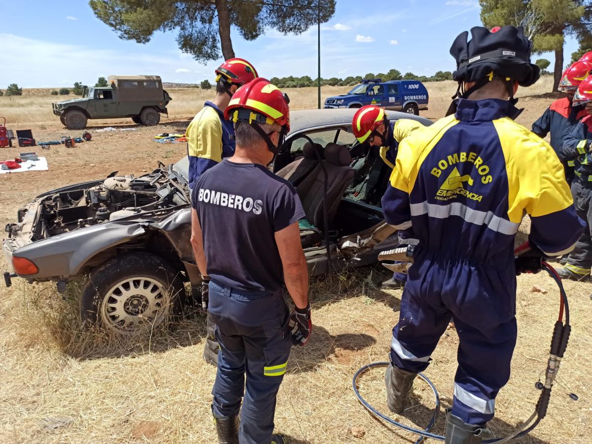 Bomberos del SCIS y militares de la Base de Almagro realizan una práctica conjunta de rescate en vehículos accidentados / Foto: SCIS 