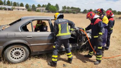 Bomberos del SCIS y militares de la Base de Almagro realizan una práctica conjunta de rescate en vehículos accidentados / Foto: SCIS