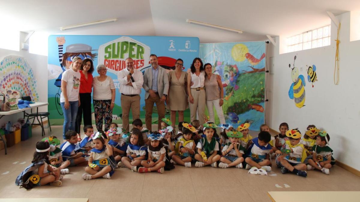 La consejera de Igualdad y portavoz del Gobierno regional, Blanca Fernández, asiste a la entrega de Diplomas del concurso ‘Supercirculares’ en el CEIP ‘Nuestra Señora del Rosario’ / JCCM