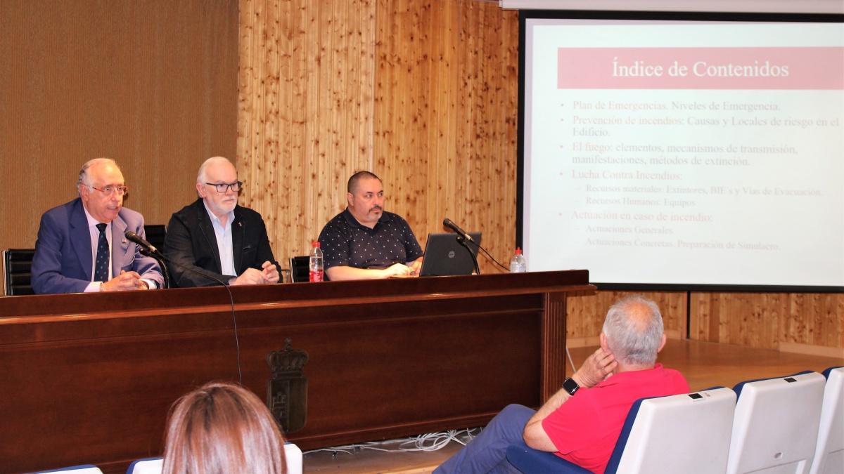 Forman a estos trabajadores de la Junta en Ciudad Real para actuar en caso de emergencia / JCCM