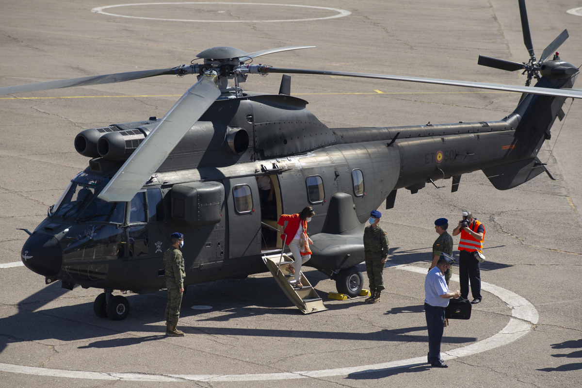 La ministra de Defensa, Margarita Robles, visita el Batallón de Helicópteros de Ataque (BHELA I) en la Base "Coronel Sánchez Bilbao" de Almagro, Ciudad Real / EFE/Jesús Monroy