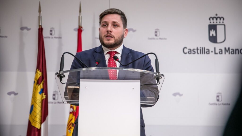 El consejero de Fomento, Nacho Hernando, firma el contrato de la obra para la remodelación del Paseo del Bosque de Puertollano, en la Consejería de Fomento. (Fotos: D. Esteban González // JCCM)