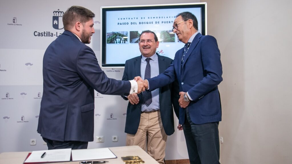 El consejero de Fomento, Nacho Hernando, firma el contrato de la obra para la remodelación del Paseo del Bosque de Puertollano, en la Consejería de Fomento. (Fotos: D. Esteban González // JCCM)