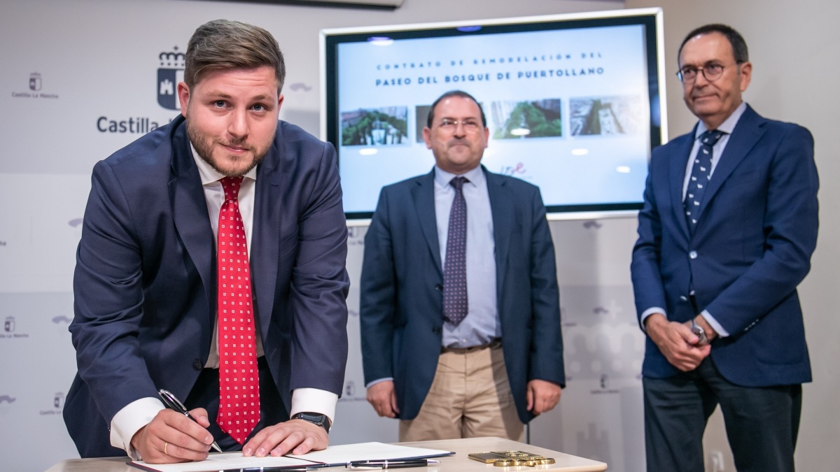 El consejero de Fomento, Nacho Hernando, firma el contrato de la obra para la remodelación del Paseo del Bosque de Puertollano, en la Consejería de Fomento. (Fotos: D. Esteban González // JCCM)