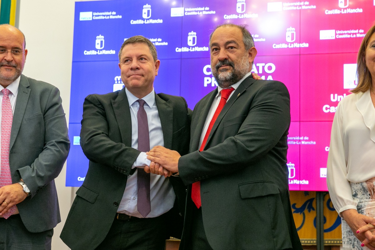 El presidente de Castilla-La Mancha, Emiliano García-Page, ha firmado hoy el Contrato programa entre la Junta de Comunidades de Castilla-La Mancha y la UCLM para el periodo 2022-2026 / JCCM