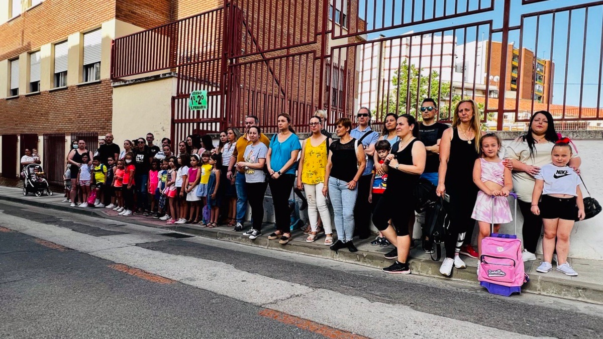 Padres y alumnos del Colegio Ramón y Cajal de Puertollano / EUROPA CASTILLA-LA MANCHA