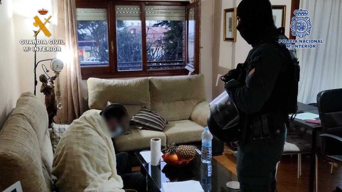 Se estima que la organización habría estafado cerca de 2 millones de euros a 500 víctimas en todo el territorio nacional