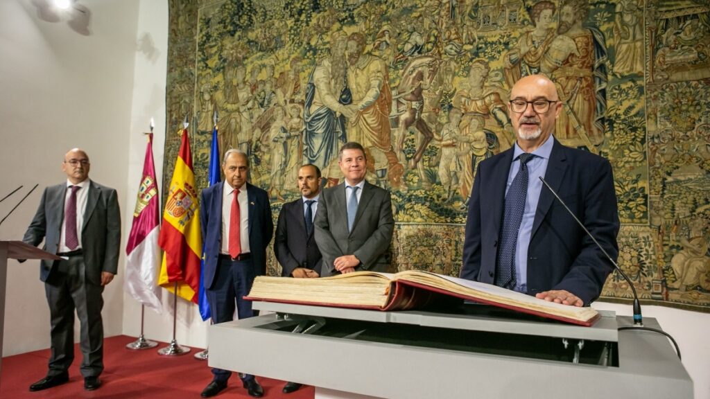El presidente de Castilla-La Mancha, Emiliano García-Page, preside el acto de toma de posesión de José Miguel Mendiola García como consejero del Consejo Consultivo / JCCM