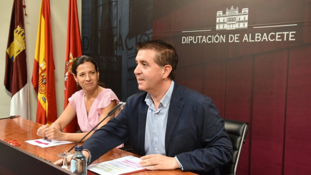 El presidente de la Diputación de Albacete con la diputada de Turismo mientras presenta los detalles de las Ayudas a Ayuntamientos para crear zonas de autocaravanas / Diputación Albacete