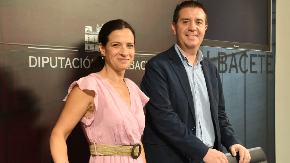 El presidente de la Diputación de Albacete con la diputada de Turismo mientras presenta los detalles de las Ayudas a Ayuntamientos para crear zonas de autocaravanas / Diputación Albacete