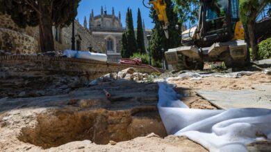 Los nuevos restos arqueológicos encontrados en Toledo, durante la ejecución de las obras de mejora de la calle Reyes Católicos, perfilan su historia con el hallazgo de una serie de muros, de metro y medio de ancho, con revoco de yeso que podrían pertenecer a la Iglesia de San Martín la cual está datada anterior al siglo XV.EFE/Ángeles Visdómine