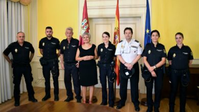 Los cinco policías, tres de ellos mujeres, acceden a la comisaría conquense tras un concurso de traslados / Foto: Subdelegación Gobierno Cuenca