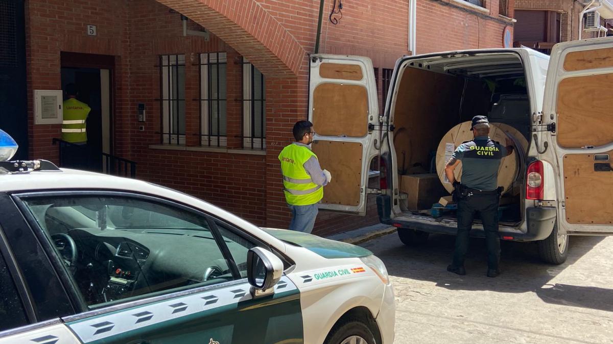 En la parte trasera de la furgoneta, transportaban una bobina de cobre de grandes dimensiones / Foto: Guardia Civil Toledo