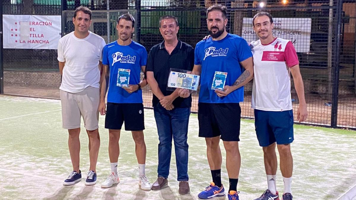 El presidente de la Diputación, Santi Cabañero y el diputado de Deportes, Dani Sancha junto a los ganadores del Torneo / Foto: Diputación de Albacete