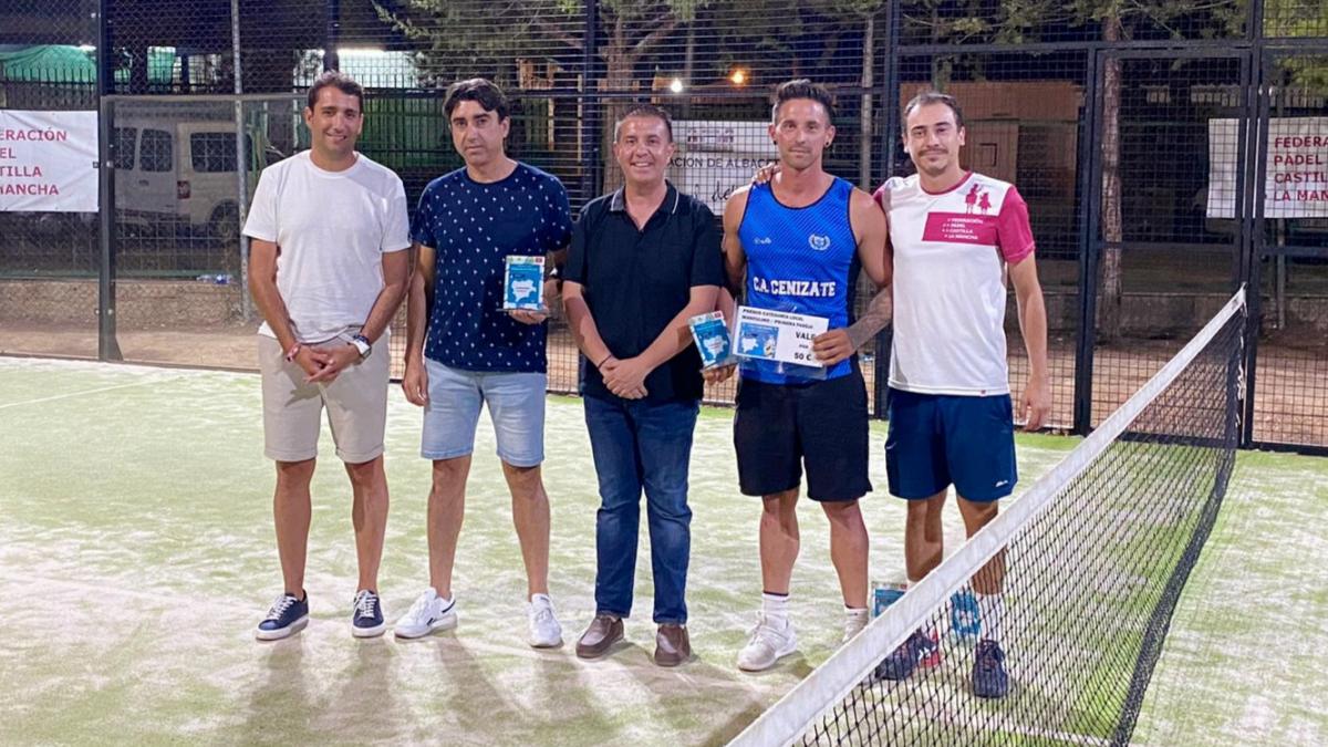 El presidente de la Diputación, Santi Cabañero, y el diputado de Deportes, Dani Sancha, junto a los ganadores en categoría Local / Foto: Diputación de Albacete