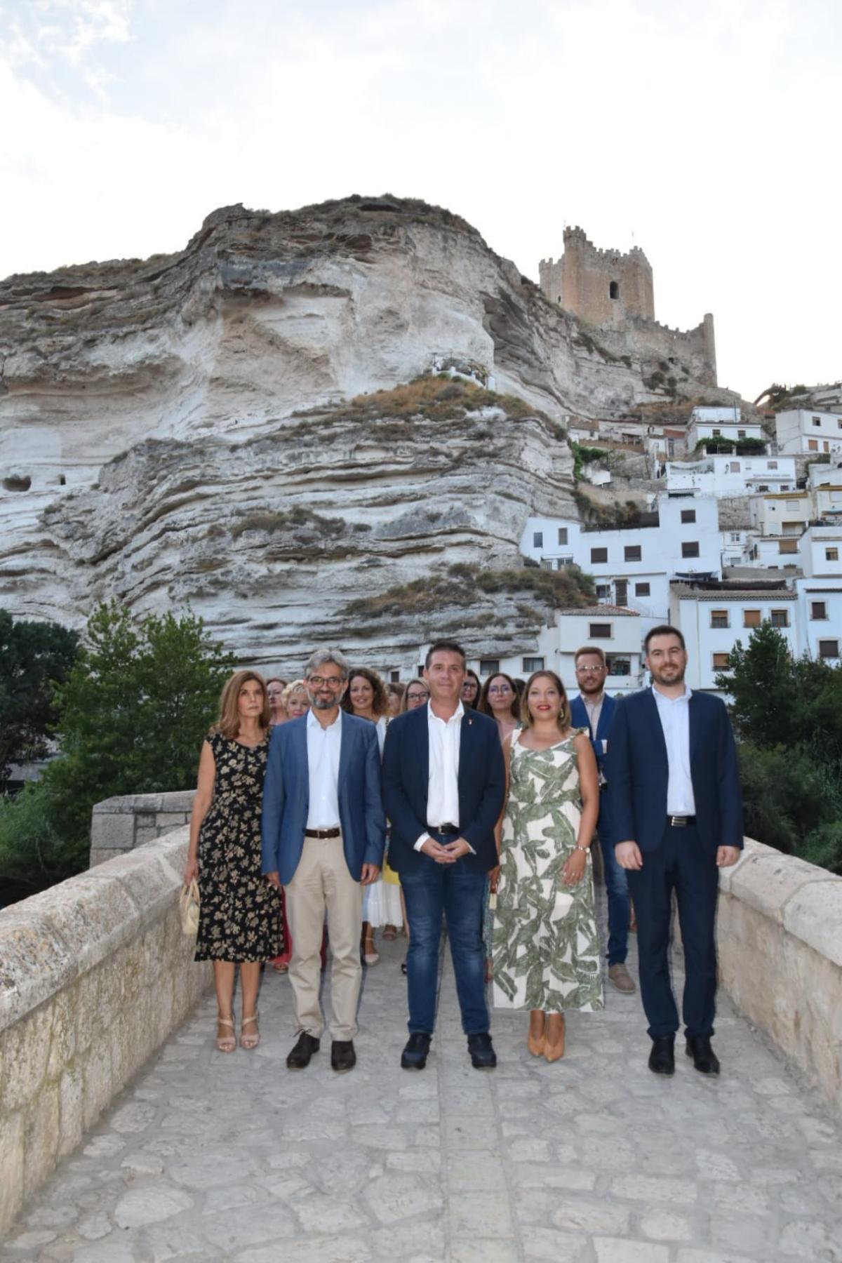 El presidente de la Diputación de Albacete, junto a la vicepresienta y a la diputada de Atención Ciudadana junto al alcalde de Alcalá del Júcar en sus fiestas / Foto: Diputación Albacete