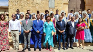 El presidente de la Diputación de Albacete, junto al diputado de Cultura y a la alcaldesa de Navas de Jorquera acompañados por la Corte de Honor / Foto: Diputación de Albacete