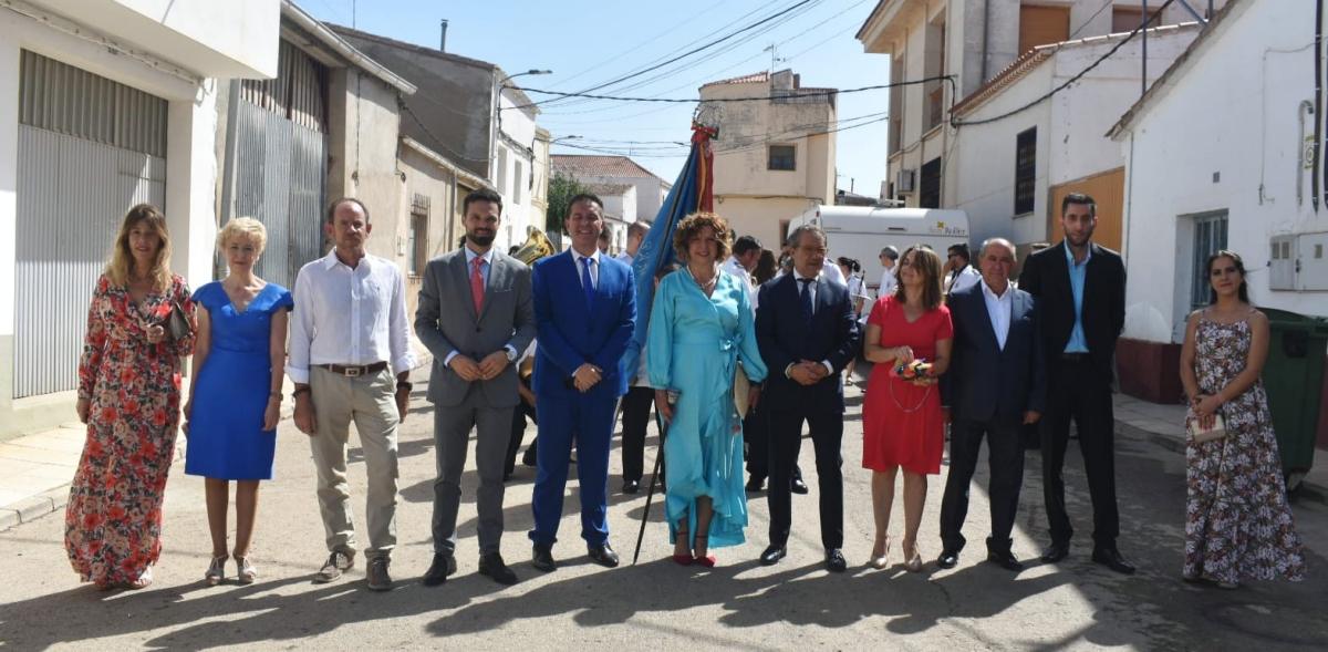 El presidente de la Diputación de Albacete, junto al diputado de Cultura y a la alcaldesa de Navas de Jorquera, durante la procesión / Foto: Diputación de Albacete
