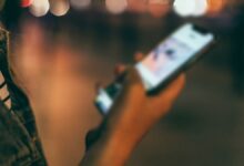 Una persona con un teléfono móvil / PEXELS