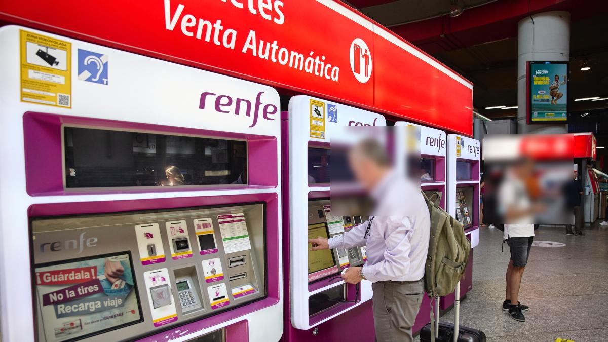 Una persona en una de las máquinas de venta de billetes en la estación Madrid-Atocha Cercanías / Foto: Jesús Hellín / Europa Press
