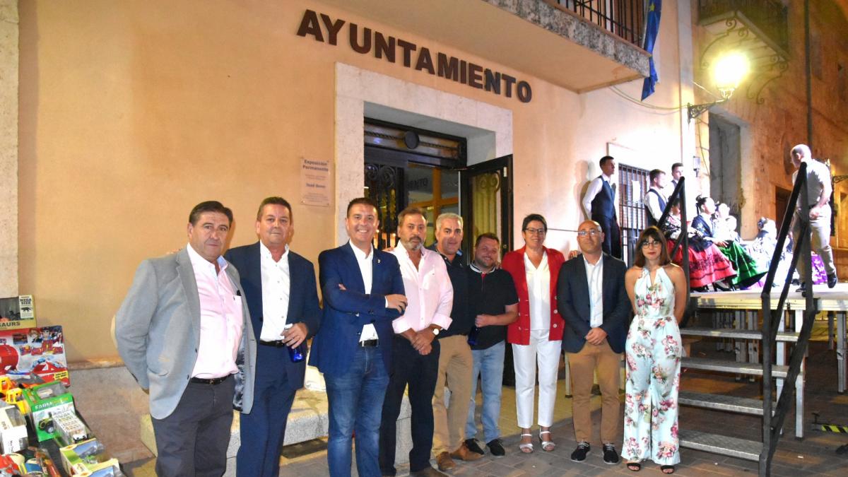 Foto con el alcalde y parte de la Corporación Municipal de Salobre a las puertas del Ayuntamiento de la localidad / Foto: Diputación de Albacete