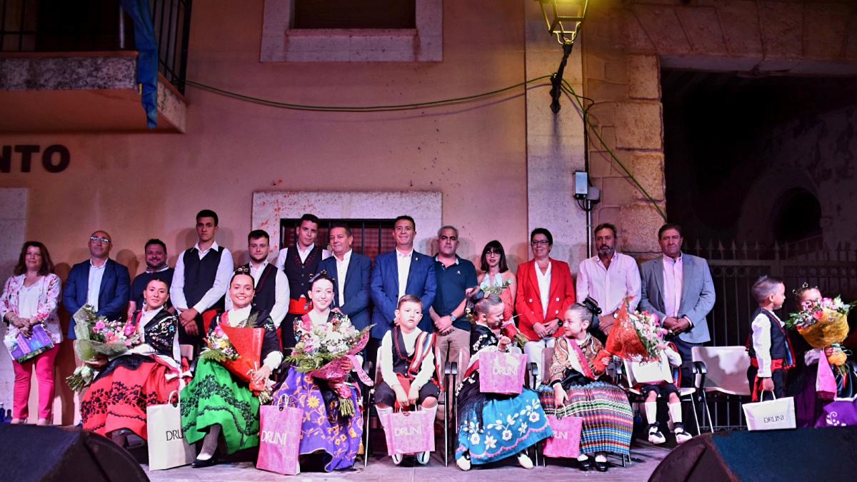 Foto de familia del presidente de la Diputación con la Corporación Municipal de Salobre y las damas de las Fiestas del Sagrado Corazón / Foto: Diputación de Albacete