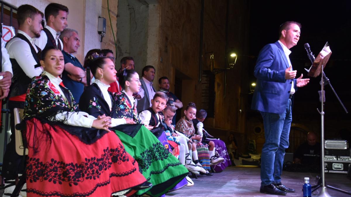 El presidente de la Diputación durante el pregón de las Fiestas del Sagrado Corazón de Salobre / Foto: Diputación de Albacete