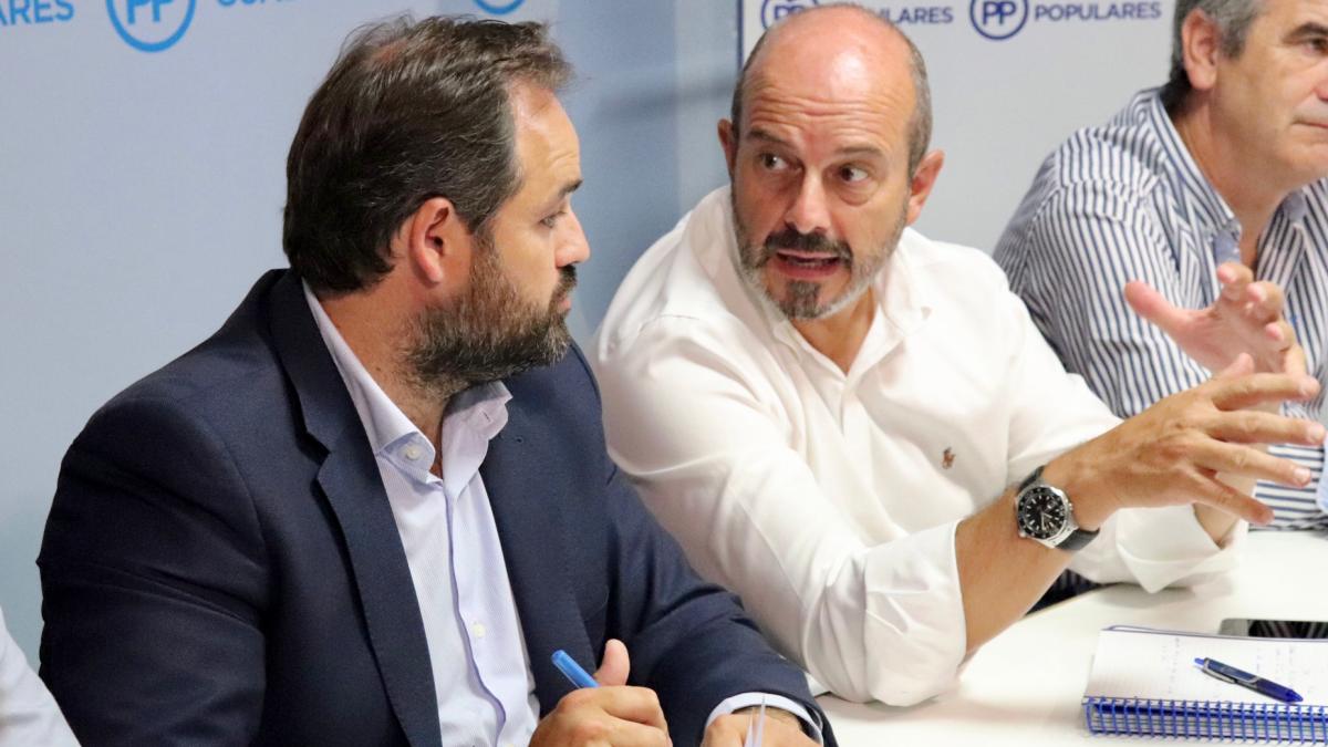 Núñez, en Guadalajara, junto al vicesecretario nacional de Política Autonómica y Local del PP, Pedro Rollán / Foto: PPCLM