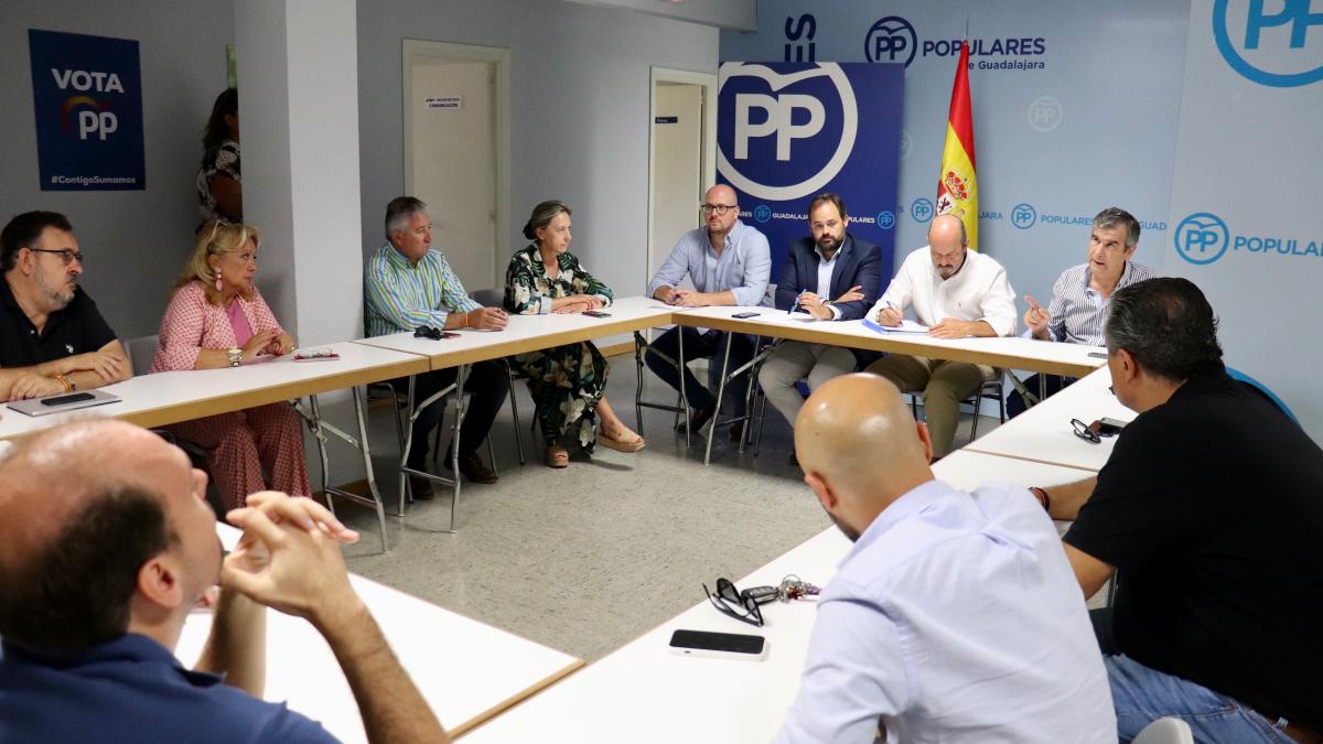 Núñez, en Guadalajara, junto al vicesecretario nacional de Política Autonómica y Local del PP, Pedro Rollán / Foto: PPCLM