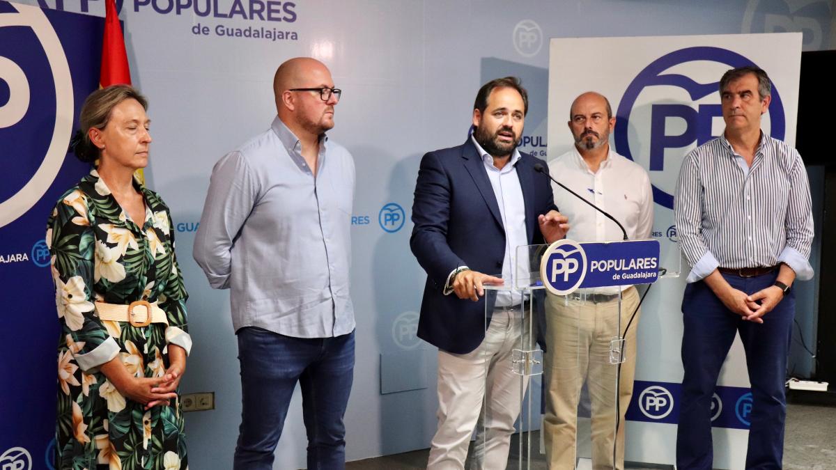 Núñez, en Guadalajara, junto al vicesecretario nacional de Política Autonómica y Local del PP, Pedro Rollán / Foto: PPCLM
