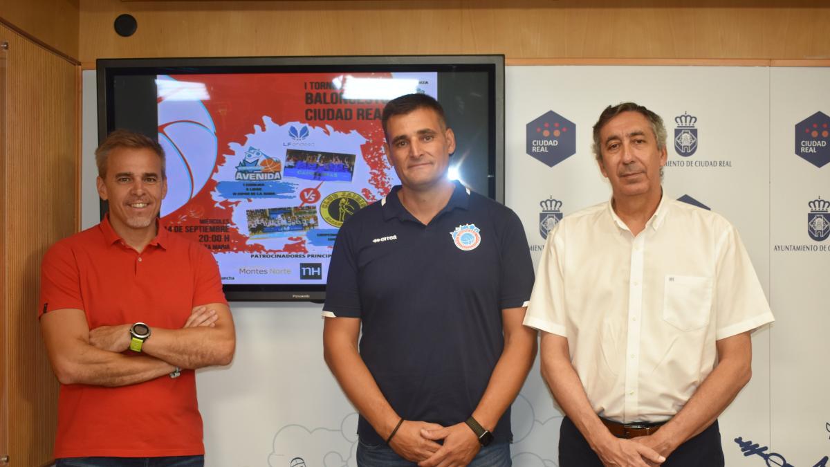 El concejal de Deportes, Antonio Gallego, acompañado del delegado provincial de Educación, Cultura y Deportes, José Caro, y el presidente del Club de Baloncesto Ciudad Real, Santiago Amores / Foto: Ayto. Ciudad Real