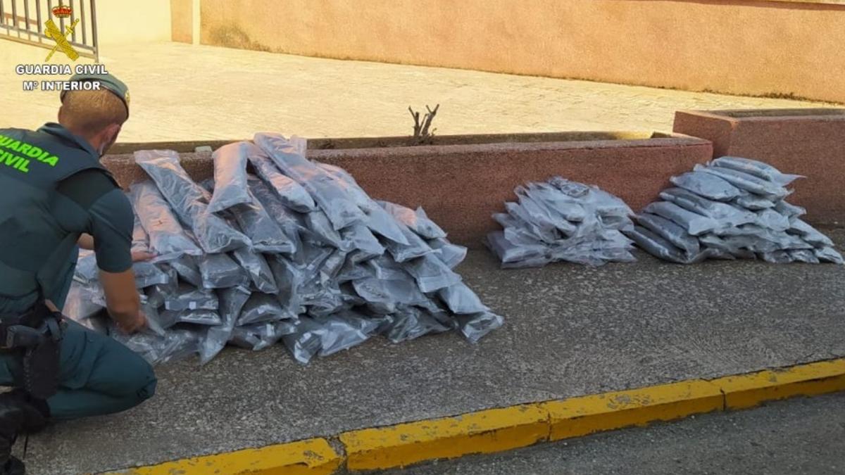 La Guardia Civil de Ciudad Real localiza en un doble fondo 47 kilos de marihuana y 19 de hachís / Foto: Guardia Civil