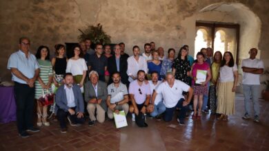 El viceconsejero de Medio Rural, Agapito Portillo, asiste a la firma de 16 contratos para la ejecución de proyectos de emprendimiento del Grupo de Desarrollo Rural Fadeta, en la Casa Capitular del Castillo de Piedra Bermeja. (Foto: JCCM)