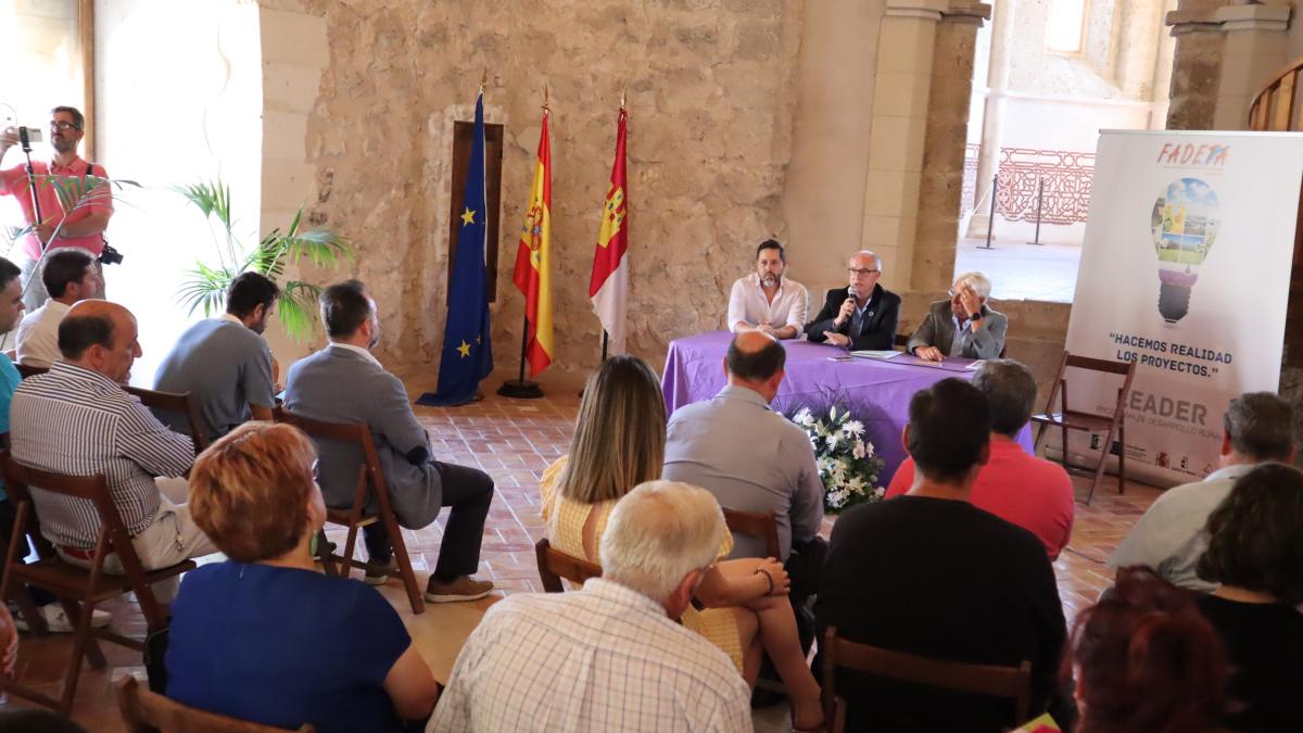 El viceconsejero de Medio Rural, Agapito Portillo, asiste a la firma de 16 contratos para la ejecución de proyectos de emprendimiento del Grupo de Desarrollo Rural Fadeta, en la Casa Capitular del Castillo de Piedra Bermeja. (Foto: JCCM)
