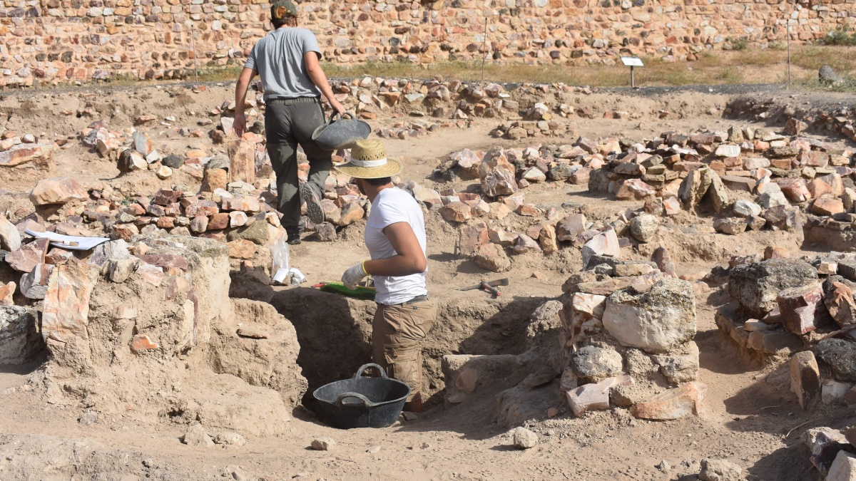 La alcaldesa visita los trabajos que se están realizando en el Parque Arqueológico de Alarcos financiados por el Ayuntamiento de Ciudad Real / Foto: Ayto. Ciudad Real