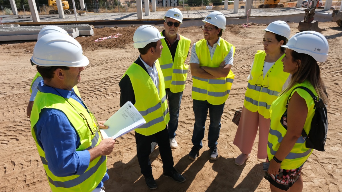 La directora general de Inclusión Educativa y Programas, Marian Marchante, visita las obras que se están acometiendo en el CEIP ‘El Duende’ de Nambroca. (Fotos: JCCM)