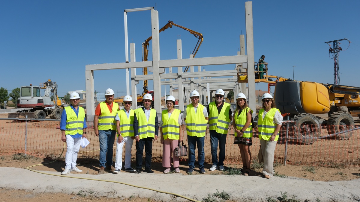 La directora general de Inclusión Educativa y Programas, Marian Marchante, visita las obras que se están acometiendo en el CEIP ‘El Duende’ de Nambroca. (Fotos: JCCM)