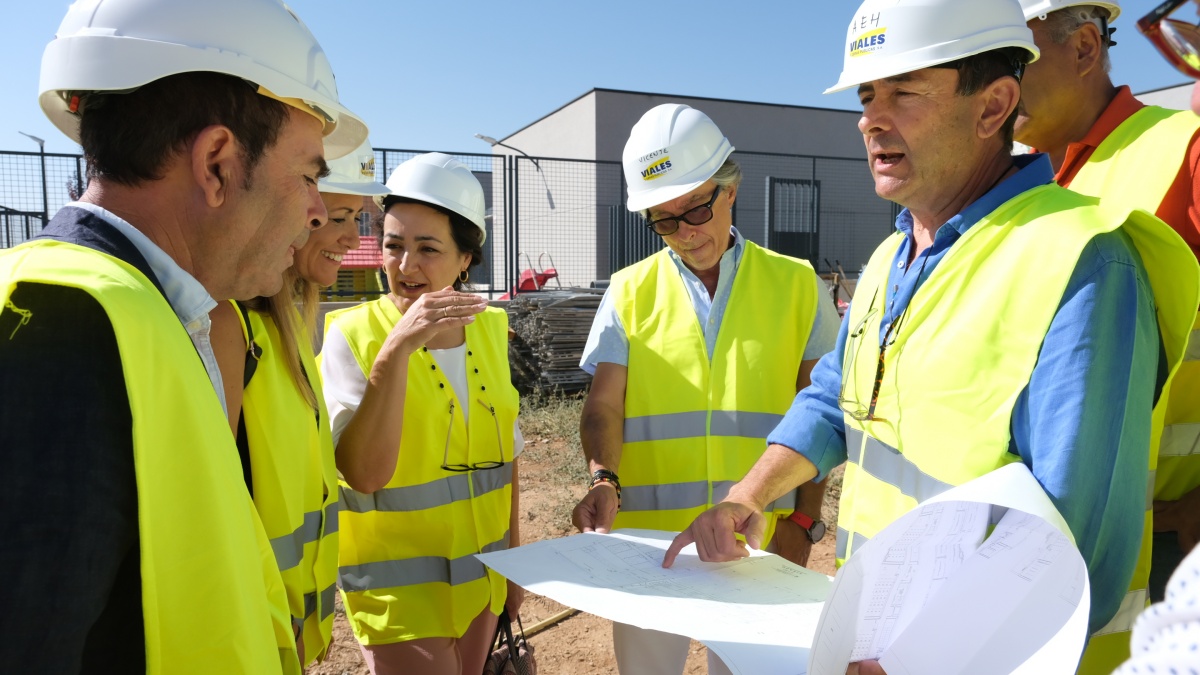 La directora general de Inclusión Educativa y Programas, Marian Marchante, visita las obras que se están acometiendo en el CEIP ‘El Duende’ de Nambroca. (Fotos: JCCM)