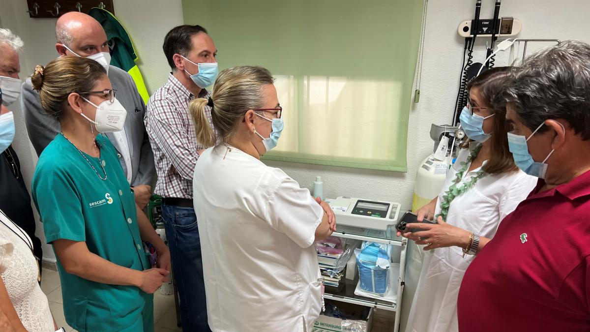 La directora gerente del SESCAM, Regina Leal, durante la visita que ha realizado al consultorio local de Chillón, en Ciudad Real / Foto: JCCM