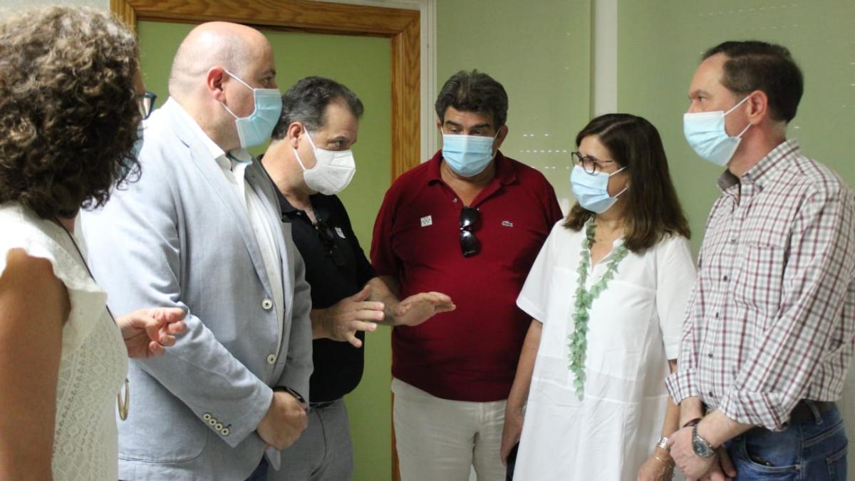 La directora gerente del SESCAM, Regina Leal, durante la visita que ha realizado al consultorio local de Chillón, en Ciudad Real / Foto: JCCM