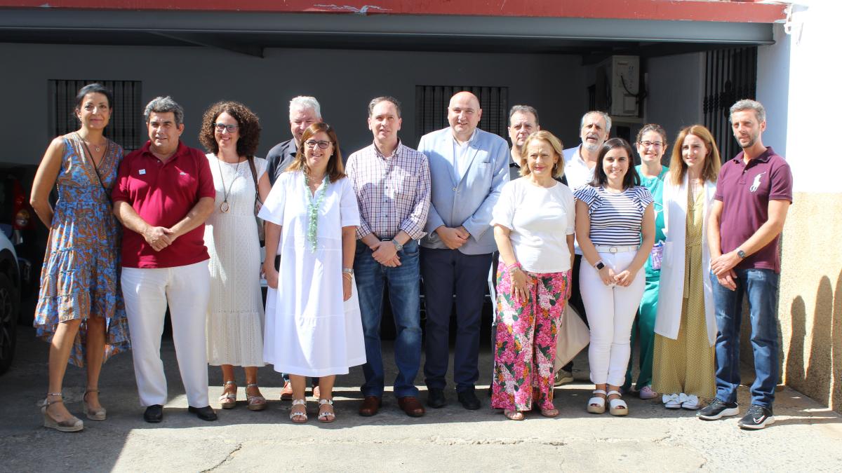 La directora gerente del SESCAM, Regina Leal, durante la visita que ha realizado al consultorio local de Chillón, en Ciudad Real / Foto: JCCM